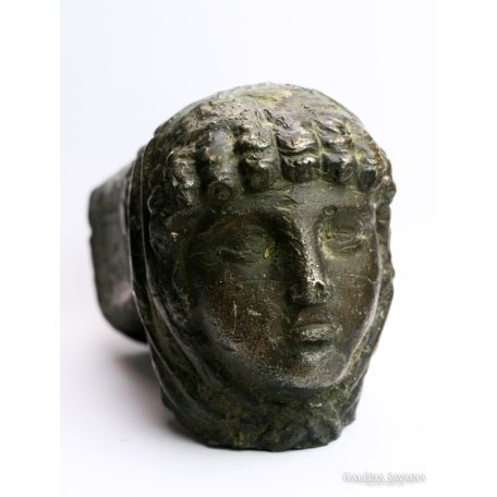 Antik női fej, feltehetően székkarfa dísz