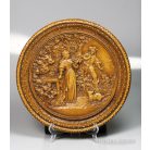 Díszes fali tál plasztikus dombormű jelenettel a "Der Trompeter von Säckingen" című munkából