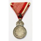 Ezüst Katonai Érdemérem hadiszalagon kardokkal