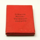 Ezüst Katonai Érdemérem hadiszalagon kardokkal