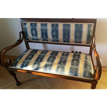 Kanapé faragott hattyús karfával állatmancsos lábvéggel