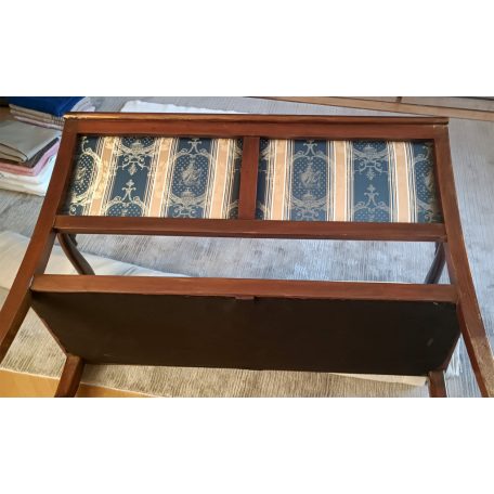 Kanapé faragott hattyús karfával állatmancsos lábvéggel