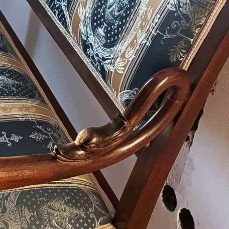 Kanapé faragott hattyús karfával állatmancsos lábvéggel