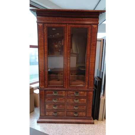 Antik Fegyverszekrény titkos fiókokkal 1900 körül Bécs-Fiume