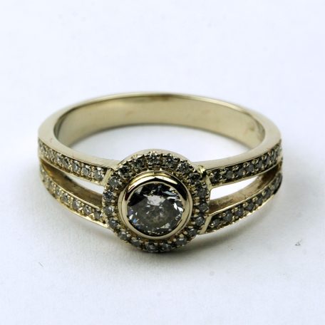 Női gyűrű modern csiszolású briliánssal