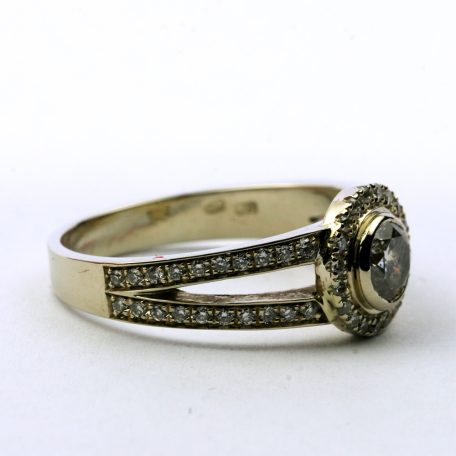 Női gyűrű modern csiszolású briliánssal