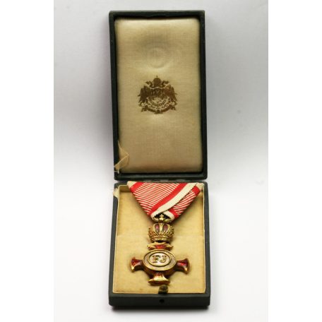 Koronás Arany Érdemkereszt hadiszalagon 1914 (anyaga: arany)