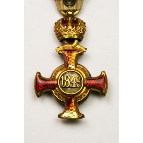 Koronás Arany Érdemkereszt hadiszalagon 1914 (anyaga: arany)