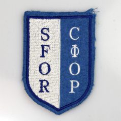   SFOR kétnyelvű angol és ciril betűs állományjelző karjelzés