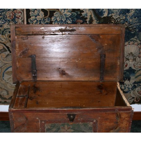 Festett kelengyés láda