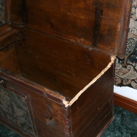 Festett kelengyés láda