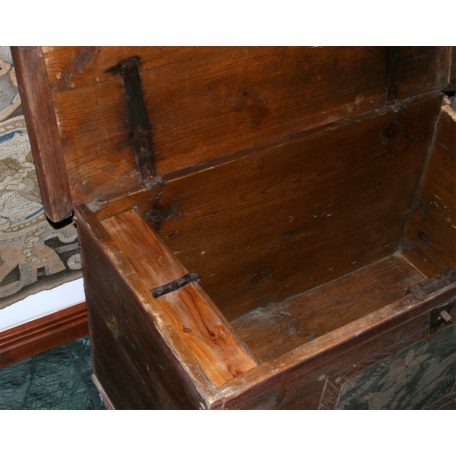 Festett kelengyés láda