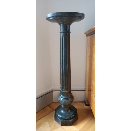 Márvány posztamens