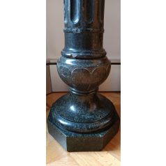 Márvány posztamens