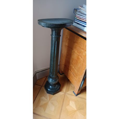 Márvány posztamens