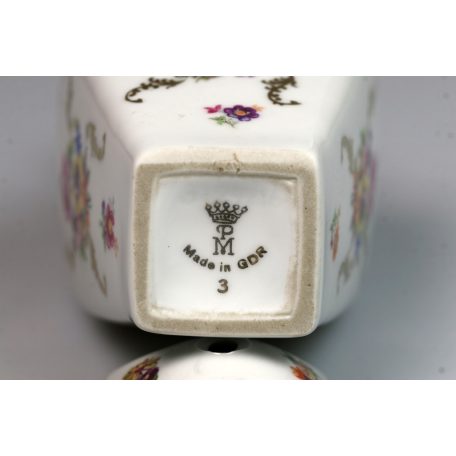 Német PM porcelán festett urna váza aranyozott virág motívumokkal