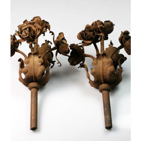 Régi antik kovácsoltvas rózsás kapudísz 